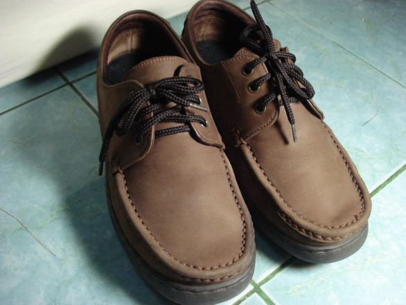  รองเท้าหนัง