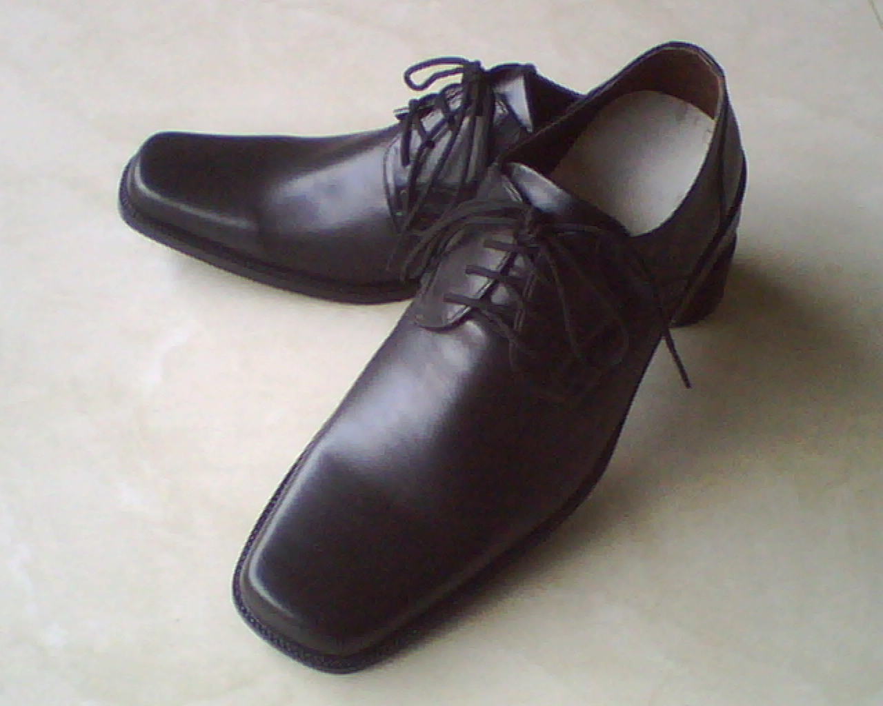  รองเท้าหนัง