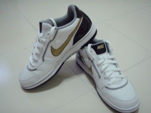 รองเท้า nike